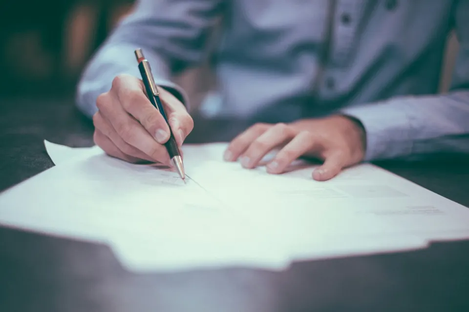 Abogado revisando y firmando un contrato