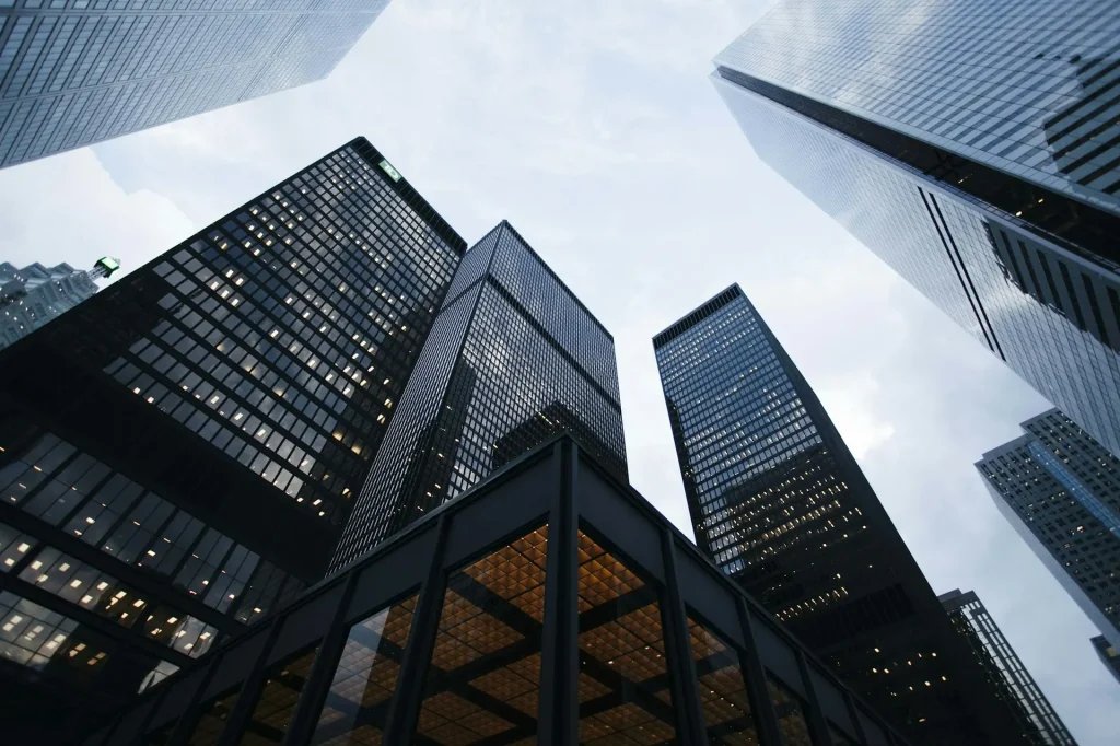 Edificios corporativos de vidrio, imagen de empresas con respaldo legal