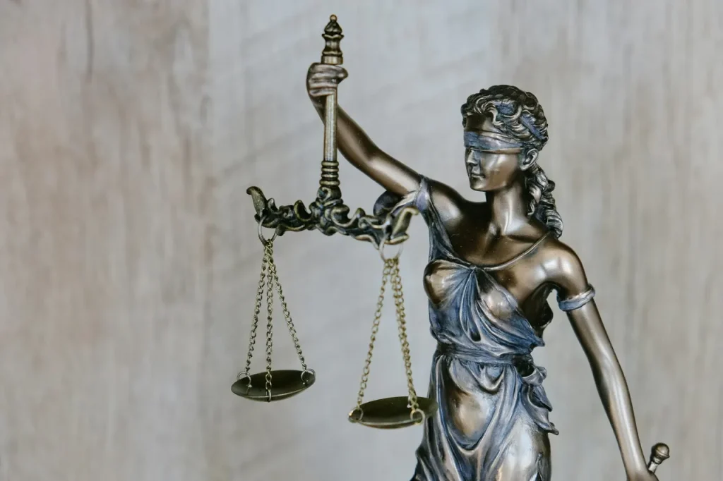 Estatua de la justicia con balanza, asesoría legal